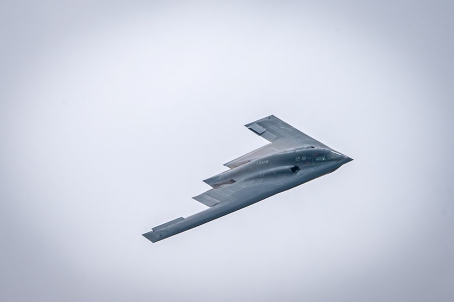 Le bombardier B-2 Spirit de l'armée de l'air américaine, affecté à la 509e escadre de bombardiers de la base aérienne de Whiteman, dans le Missouri, effectue un survol pendant le spectacle aérien Speed of Sound, à la base de la Garde nationale aérienne de Rosecrans, à St. Joseph, dans le Missouri, aux États-Unis, le 14 septembre 2024.