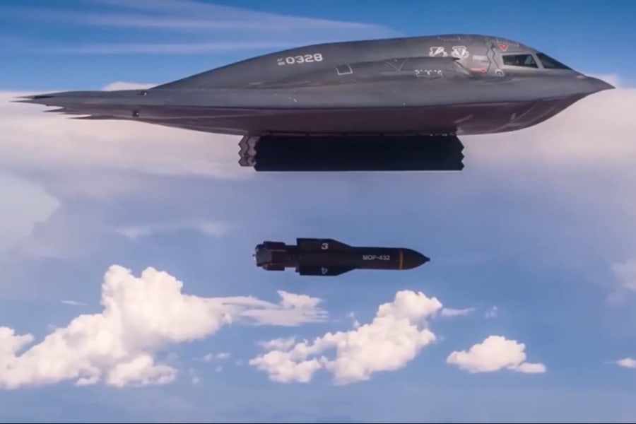 Кадр из видео ВВС США: бомбардировщик-невидимка B-2 Spirit сбрасывает проникающую бомбу GBU-57 (MOP)