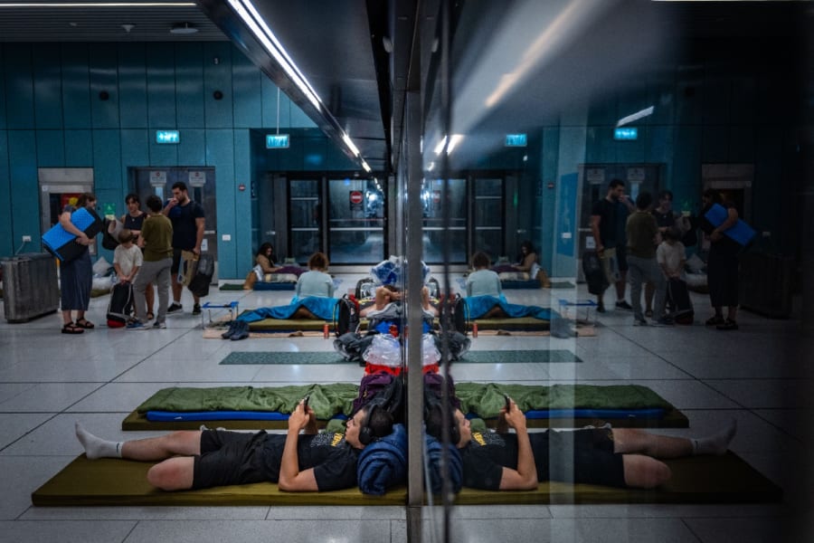Des personnes s'abritent dans une gare souterraine de Tel Aviv, pendant les attaques de missiles en provenance d'Iran, le 22 juin 2025. Photo : Yonatan Sindel/Flash90
