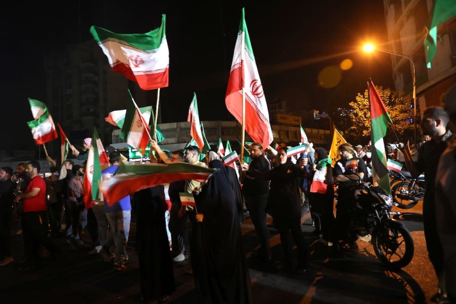 Eine Gruppe Iraner feiert nach dem iranischen Angriff auf einen US-Militärstützpunkt in Katar im Rahmen des Iran-Israel-Konflikts in Teheran, Iran, am 23. Juni 2025. (Foto: Majid Asgaripour/WANA via REUTERS)