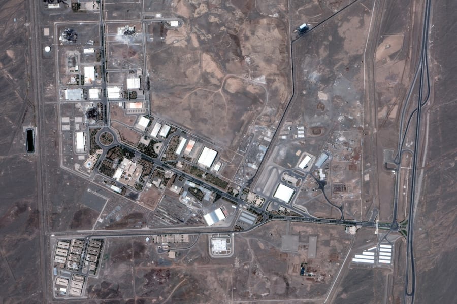 Une image satellite montre la construction d'une nouvelle installation souterraine (le petit groupe de bâtiments en bas de l'image) juste au sud du site nucléaire iranien de Natanz, avant que ce dernier ne soit frappé par des frappes aériennes américaines, le 15 juin 2025. (Photo : Maxar Technologies/Handout via Reuters)