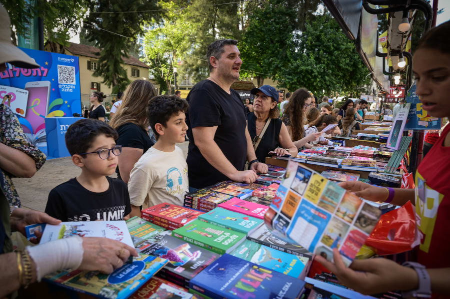 Israelis attend the annual Hebrew Book Week, at Sarona, Tel Aviv. June 18, 2023. (Photo: Avshalom Sassoni/Flash90)