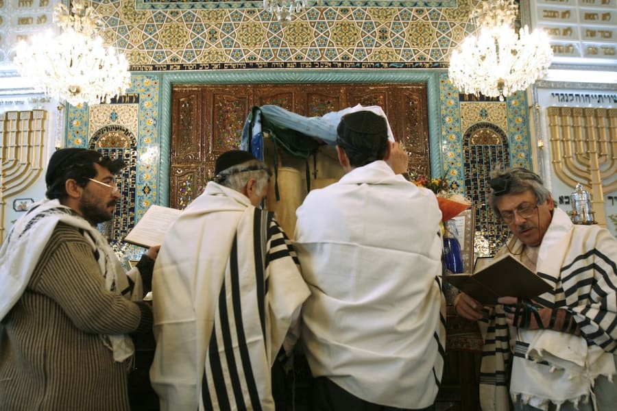 Iranian Jews pray at the Yousefabad Synagogue in Tehran November 23, 2006. (Photo: REUTERS/Raheb Homavandi)