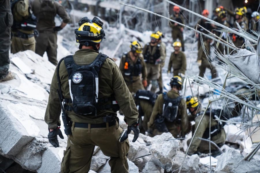 Des réservistes de l'IDF avec le Home Front sur le site d'une attaque de missiles iraniens (Photo : IDF)
