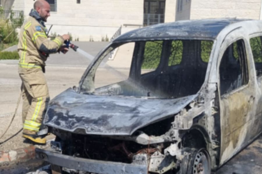 Burnt car from clash between Jewish settlers and IDF forces in the Binyamin region of Samaria (Photo: No credit)