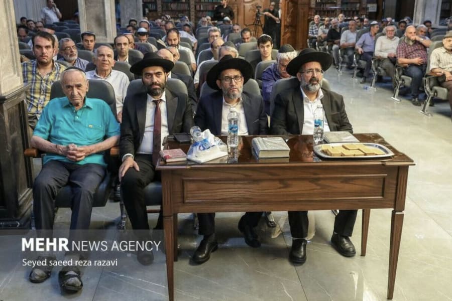 Gathering of Iranian Jews showing public support of the Islamic regime (Photo: Mehr News Agency)