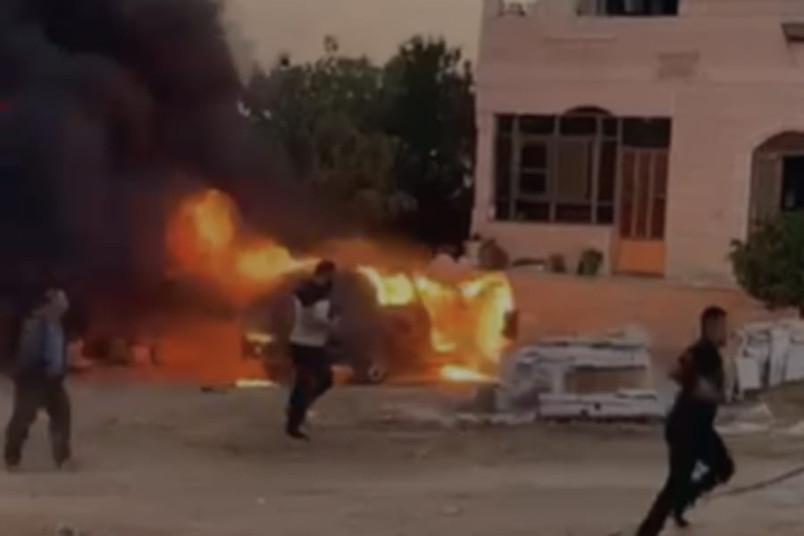 Voitures incendiées dans le village palestinien de Kafr Malik (Photo : Conseil de Kafr Malik)
