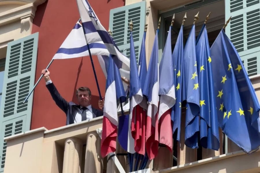 Christian Estrosi brandit le drapeau israélien après avoir été forcé par la justice de le retirer de la façade de l'hôtel de ville de Nice. • © France Télévisions