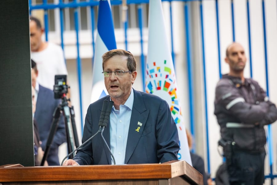 Le président Isaac Herzog assiste aux funérailles de l'otage assassiné Yonatan Samerano à Tel Aviv, le 24 juin 2025. (Photo : Chaim Goldberg/Flash90)