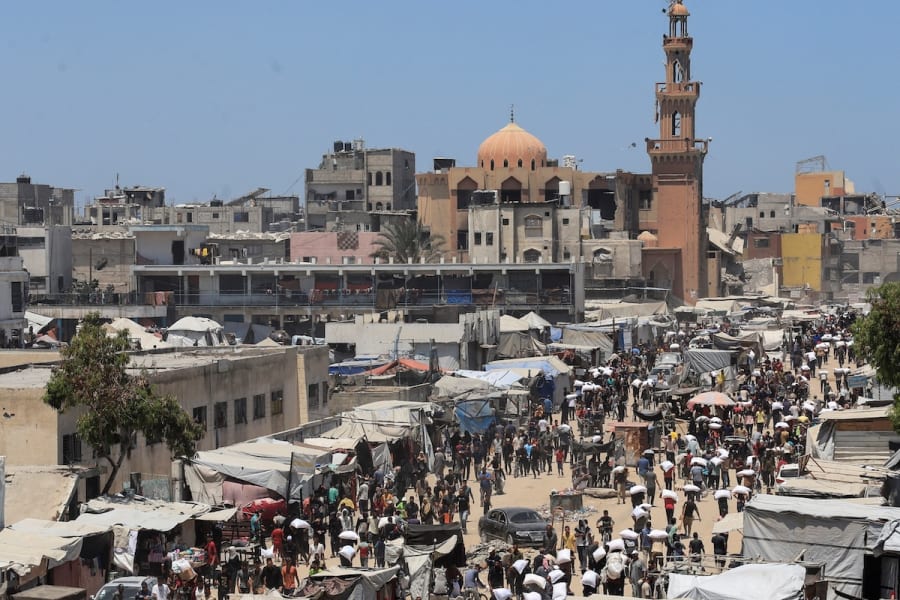 Palestinos se reúnen para recibir suministros de ayuda en Jan Yunis, en el sur de la Franja de Gaza, el 26 de junio de 2025. (Foto: REUTERS/Hatem Khaled)