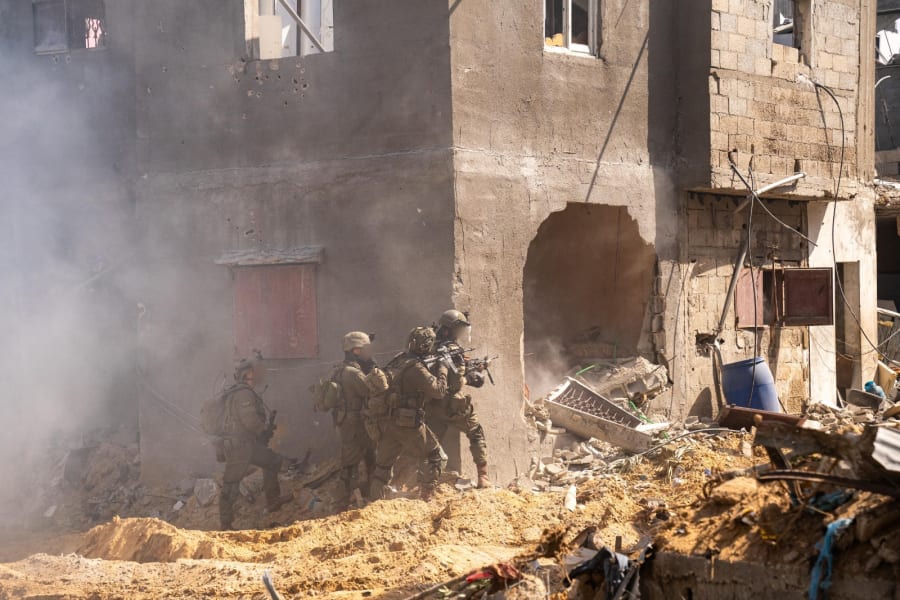 Tropas de la Brigada Kfir, bajo el mando de la 36.ª División, operan en la zona sur de Jan Yunis, en la Franja de Gaza. 2 de julio de 2025. Foto: FDI