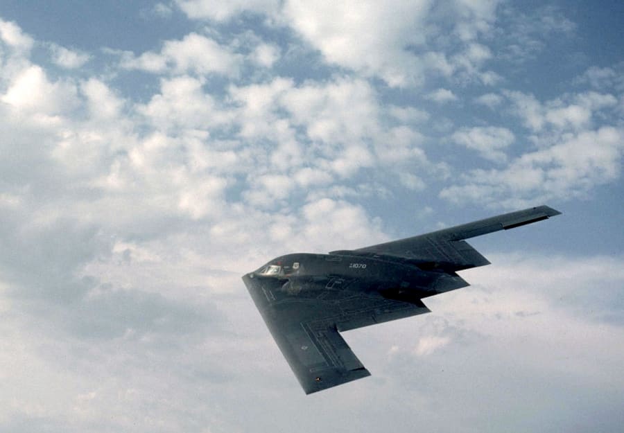 Бомбардировщик B-2 из 509-го авиакрыла участвует в бомбардировке над Афганистаном. 12 октября 2001 года. Фото: Рейтер, Джон Ласки
