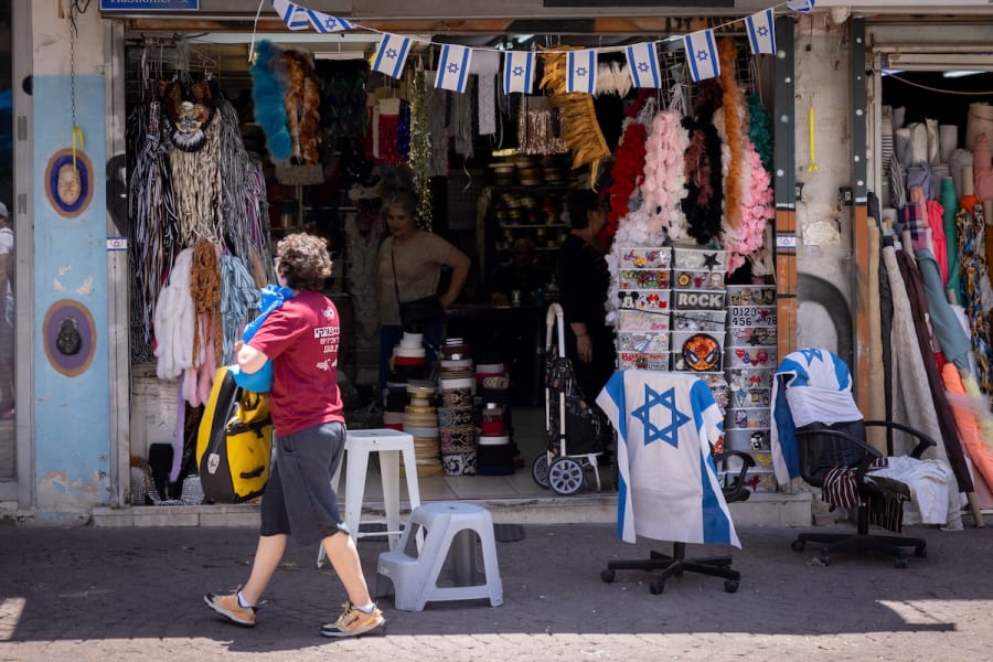 Daily life in Tel Aviv a day after a ceasefire between Israel and Iran takes effect. June 25, 2025. Photo: Miriam Alster/Flash90)