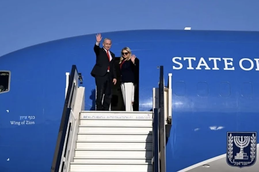 Premierminister Benjamin Netanjahu und seine Frau Sara steigen in das Flugzeug in die USA, am 6. Juli 2025. (Foto: Avi Ohayon/GPO)