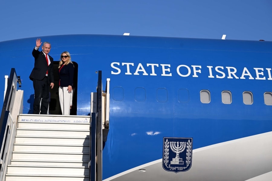 Prime Minister Benjamin Netanyahu and his wife Sara board the plane to the US, July 6, 2025. (Photo: Avi Ohayon/GPO)