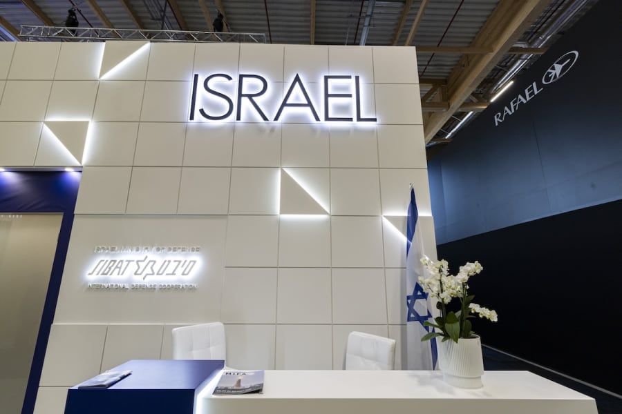 Der Stand des israelischen Verteidigungsministeriums und von Sibat International Defense Cooperation im israelischen Pavillon während der 55. Paris Air Show auf dem Flughafen Le Bourget in Frankreich, 18. Juni 2025 (Foto: Nicolas Economou/NurPhoto)