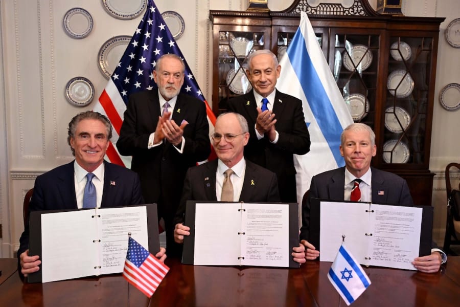 Le Premier ministre Benjamin Netanyahu lors de la signature d'un protocole d'accord sur la coopération dans les domaines de l'énergie et de l'intelligence artificielle, le 8 juillet 2025. (Photo : Avi Ohayon)