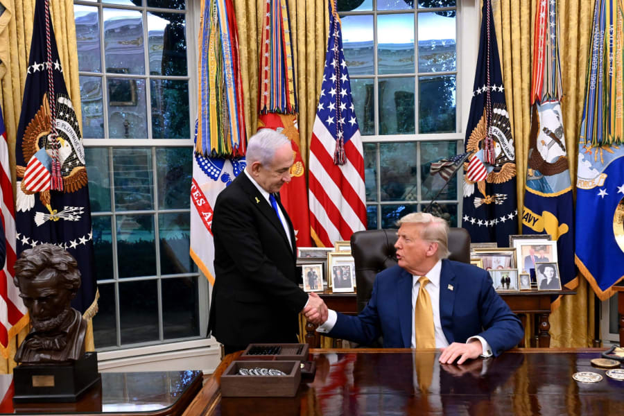 Le Premier ministre Benjamin Netanyahu conclut sa deuxième rencontre avec le président américain Donald Trump, 9 juillet 2025. Photo : Avi Ohayon (GPO) Télégramme