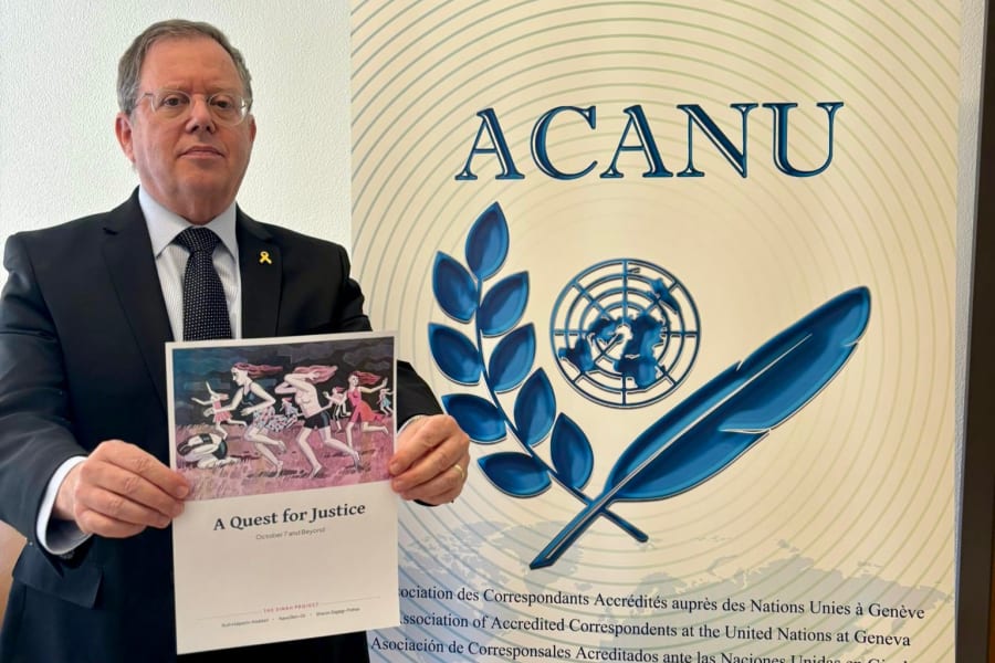 L'ambassadeur israélien Daniel Meron présente le rapport du projet Dinah sur l'utilisation de la violence sexuelle par le Hamas lors d'un point de presse de l'ONU à Genève. (Photo : X)