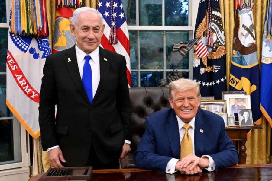 Israeli Prime Minister Benjamin Netanyahu (left) poses with US President Donald J. Trump in the Oval Office during Netanyahu's visit to discuss the next moves regarding Iran. Credit: GPO