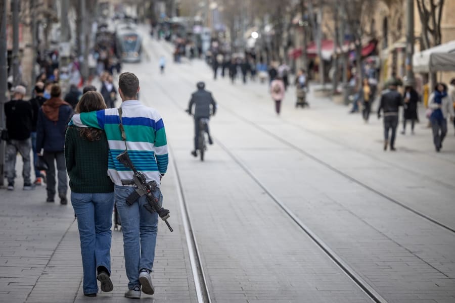 Israelis walking along Jaffa Street in Jerusalem on January 8, 2025. (Photo: Chaim Goldberg/Flash90)