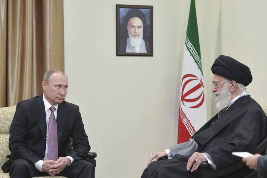 Illustration: Russian President Vladimir Putin meets with Iran’s Supreme Leader Ayatollah Ali Khamenei in Tehran, November 23, 2015. (Photo: REUTERS)