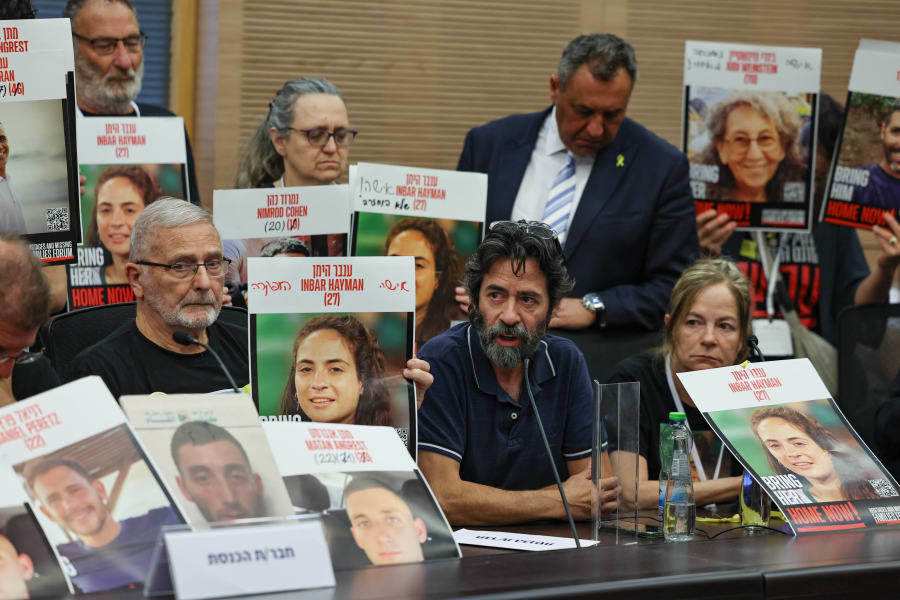 Illustrativ – Familienangehörige von Israelis, die im Gazastreifen als Geiseln festgehalten werden, nehmen an einer Sitzung des Wirtschaftsausschusses in der Knesset, dem israelischen Parlament in Jerusalem, am 26. Mai 2025 teil. (Foto: Oren Ben Hakoon/Flash90)