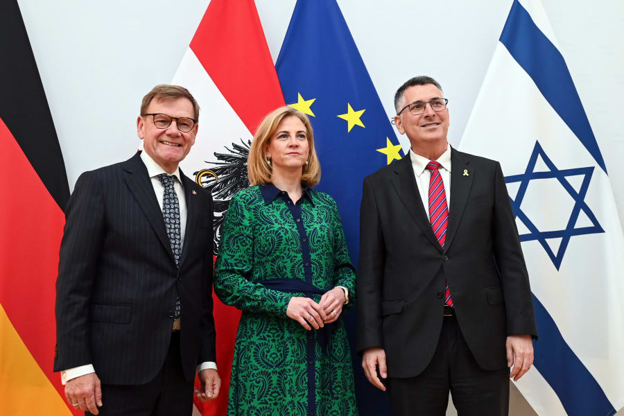 Israeli Foreign Minister Gideon Saar (right) meets with Austrian Foreign Minister Beate Meinl-Reisinger (center) and Germany’s Johann Wadephul (left) in Vienna to discuss the Gaza conflict and Iran’s nuclear threat, July 10, 2025. (Photo: DPA via Reuters)