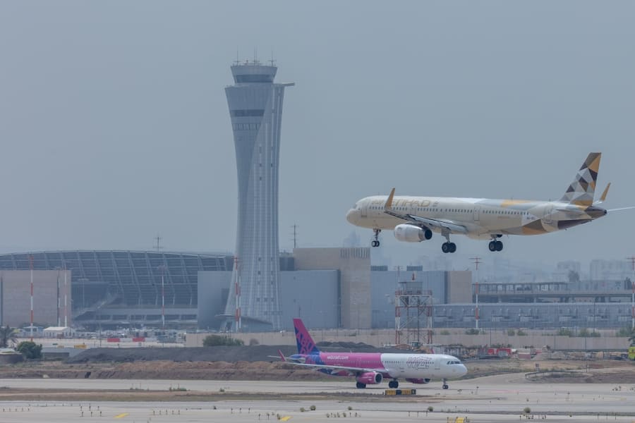 Ein Flugzeug der Etihad Airways startet vom Ben-Gurion-Flughafen, am 7. April 2025. (Foto: Yossi Aloni/Flash90)