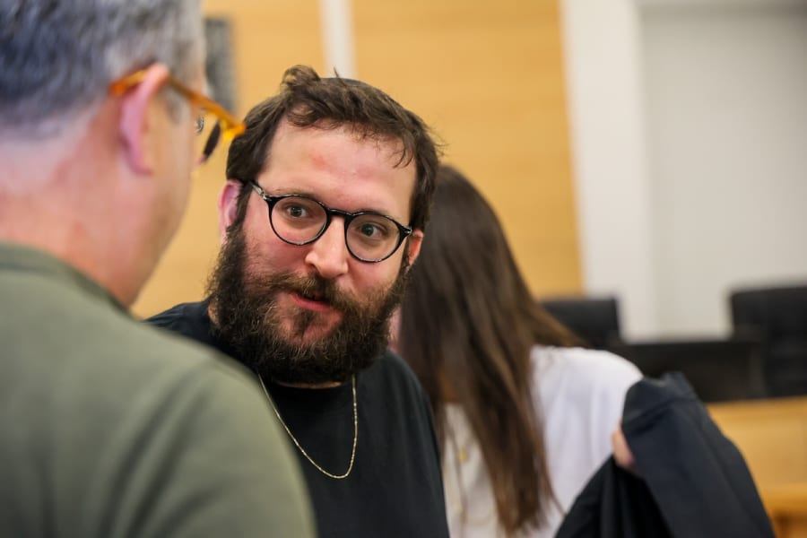 Yonatan Urich, der im Rahmen der sogenannten Qatargate-Ermittlungen festgenommen wurde, kommt am 22. Mai 2025 zu einer Gerichtsverhandlung vor das Gericht in Lod. (Foto: Jonathan Shaul/Flash90)