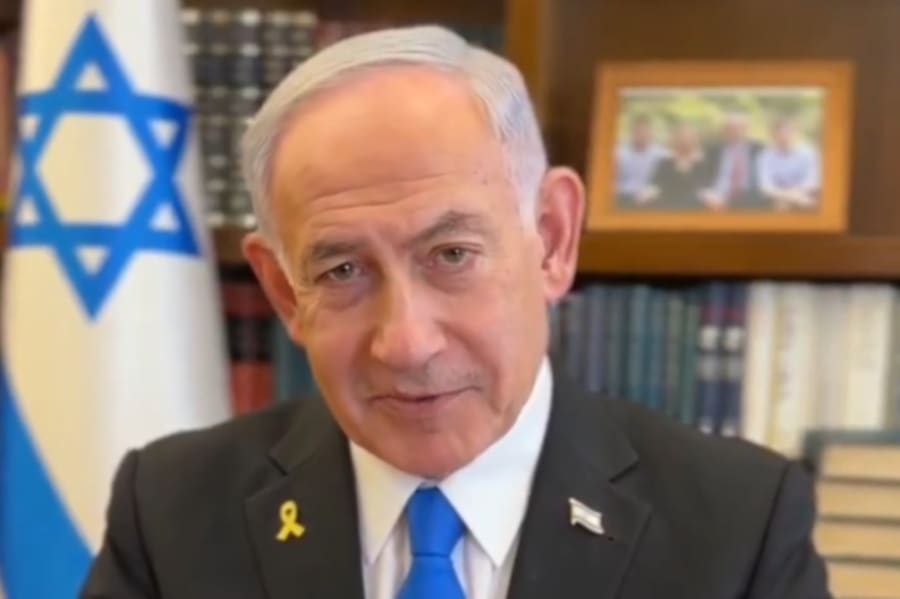 Le Premier ministre Benjamin Netanyahu s'exprimant dans sa vidéo en anglais publiée lundi soir, 14 juillet 2025. (Capture d'écran)