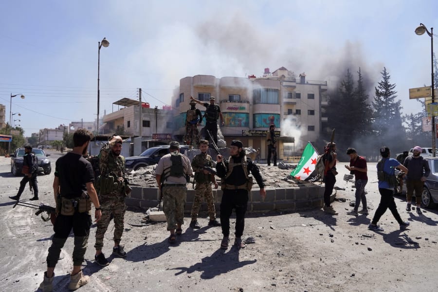 Miembros de las fuerzas de seguridad sirias se mantienen unidos tras la entrada de las tropas sirias en la ciudad predominantemente drusa de Suwayda el martes, tras dos días de enfrentamientos, en Suwayda, Siria, el 15 de julio de 2025. (Foto: REUTERS/Karam al-Masri)