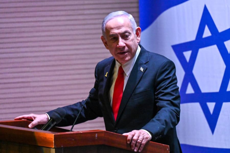 Ilustración: El primer ministro israelí, Benjamin Netanyahu, visita la sede de la Autoridad Nacional de Bomberos y Rescate el 26 de junio de 2025. (Foto: X/GPO)