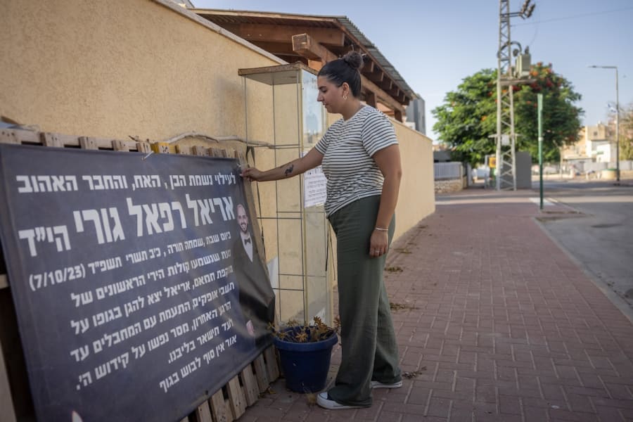 A women standing beside a memorial monument in Mishor Hagefen neighborhood that was attacked by Hamas terrorists on 7 October massacre, in the southern Israeli city of Ofakim, September 19, 2024. (Photo: Chaim Goldberg/Flash90)