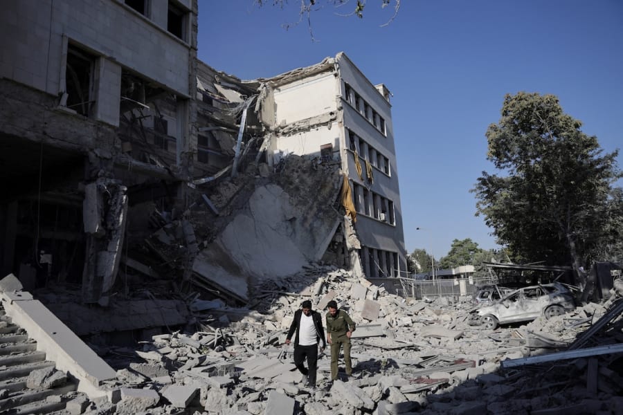 Männer laufen zwischen Trümmern, nachdem am Mittwoch starke Luftangriffe Damaskus erschüttert haben, die auf das Verteidigungsministerium abzielten, in Damaskus, 16. Juli 2025. (Foto: REUTERS/Khalil Ashawi)