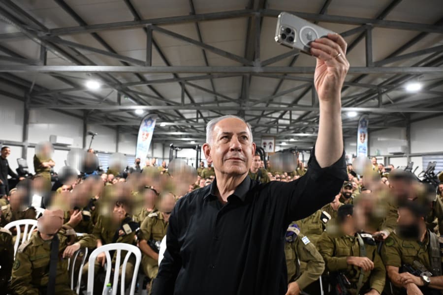 Le Premier ministre Benjamin Netanyahu et le ministre des Finances Bezalel Smotrich visitant le centre d'entraînement de la Brigade Hasmonéenne de Tsahal, 15 juillet 2025. Photo : Haim Zach / GPO