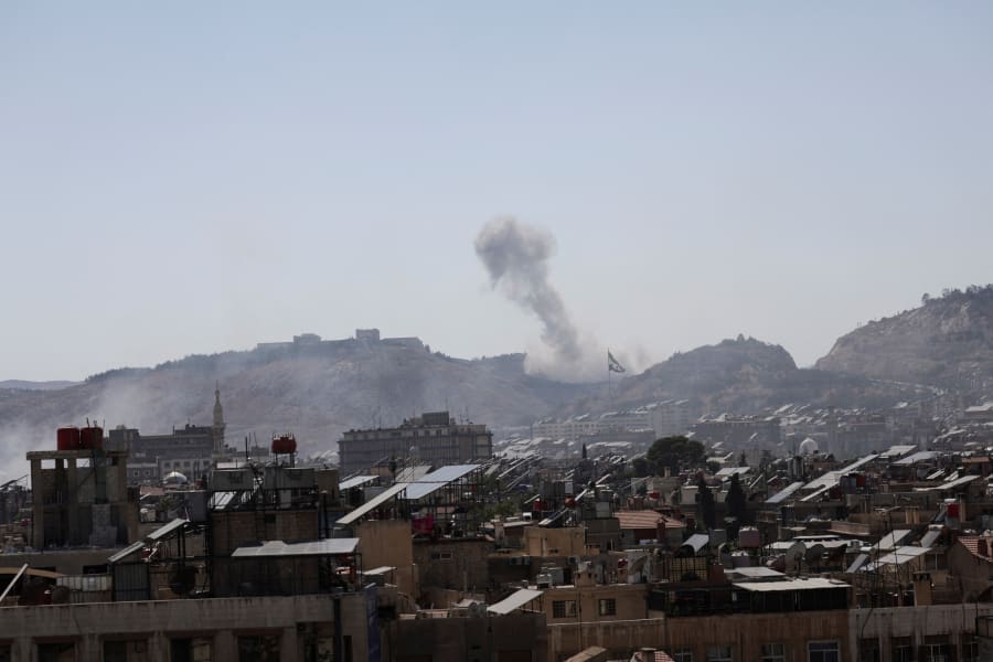 De la fumée s'élève à la suite d'une frappe aérienne israélienne près du palais présidentiel à Damas, capitale de la Syrie, le 16 juillet 2025. Le 16 juillet 2025, Damas, capitale de la Syrie, est le théâtre d'une attaque israélienne : REUTERS par Khalil Ashawi