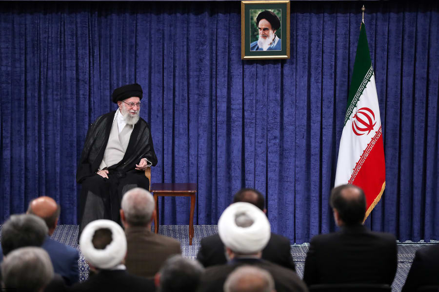 16 juillet 2025, Téhéran, Iran : Le Guide suprême iranien, l'Ayatollah ALI KHAMENEI, participe à une réunion avec le chef du pouvoir judiciaire et d'autres responsables à Téhéran. (Crédit photo : © Bureau du guide suprême iranien via ZUMA Press Wire)