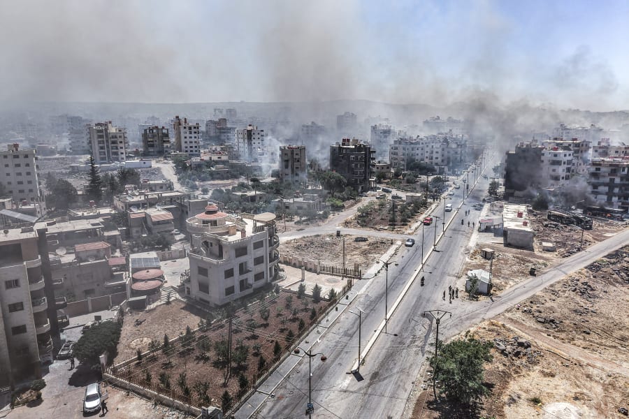 Une vue aérienne de la ville d'As Suwayda, avec de la fumée s'élevant des maisons en feu, au milieu des affrontements entre les combattants tribaux et les factions druzes locales dans le sud de la Syrie. Crédit photo : Moawia Atrash/dpa