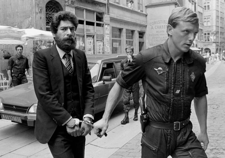 Das Archivfoto zeigt den Aktivisten der Libanesischen Revolutionären Bewaffneten Fraktionen (LARF), George Ibrahim Abdallah, wie er am 10. Juli 1986 in Begleitung eines französischen Gendarmen vor dem Gerichtsgebäude in Lyon eintrifft. REUTERS/Robert Pratta