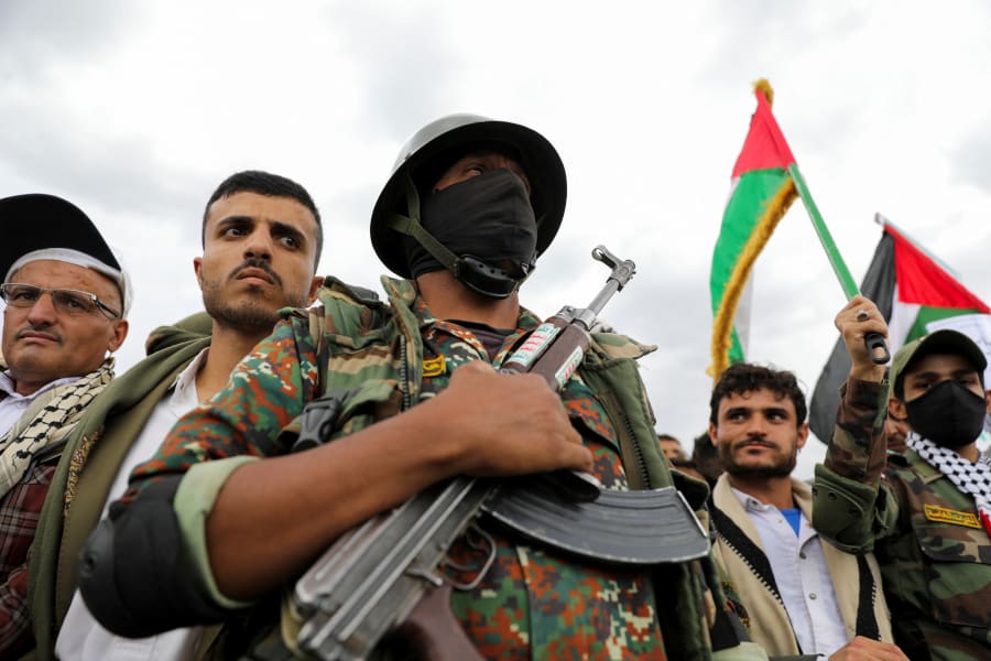 Ein Houthi-Kämpfer steht Wache, während Demonstranten, hauptsächlich Houthi-Anhänger, in Sanaa, Jemen, am 2. Mai 2025, ihre Solidarität mit den Palästinensern bekunden. REUTERS/Khaled Abdullah