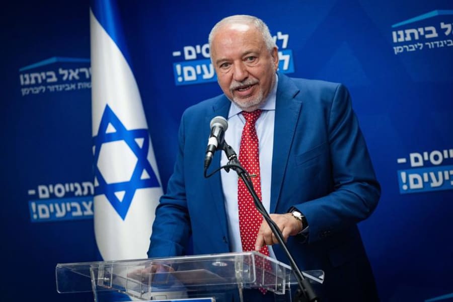 El presidente del partido Yisrael Beiteinu, el diputado Avigdor Lieberman, dirige una reunión de su facción en la Knesset, el Parlamento israelí en Jerusalén, el 14 de julio de 2025. Foto de Yonatan Sindel/Flash90