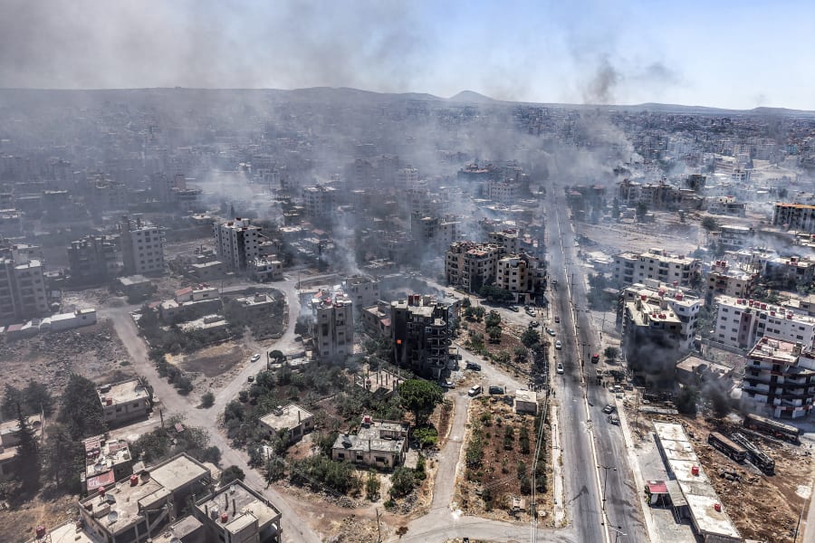 Eine Luftaufnahme zeigt die Stadt As-Suwayda, aus brennenden Häusern steigt Rauch auf, während im Süden Syriens Kämpfe zwischen Stammeskämpfern und lokalen drusischen Milizen toben, 19. Juli 2025. Foto: Reuters von Moawia Atrash