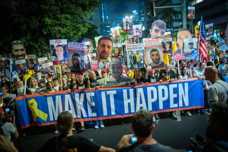 Familienangehörige von Geiseln, ehemalige Geiseln und Unterstützer marschieren zur US-Botschaft in Tel Aviv und fordern die Freilassung aller Geiseln, 19. Juli 2025. Foto: Erik Marmor/Flash90