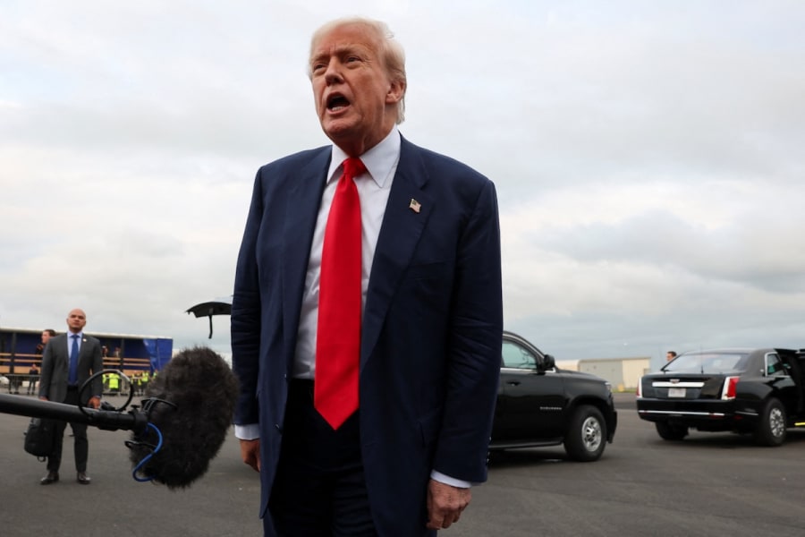 US-Präsident Donald Trump spricht bei seiner Ankunft am Flughafen Glasgow Prestwick in Prestwick, Schottland, am 25. Juli 2025 mit Medienvertretern. (Foto: REUTERS/Evelyn Hockstein)