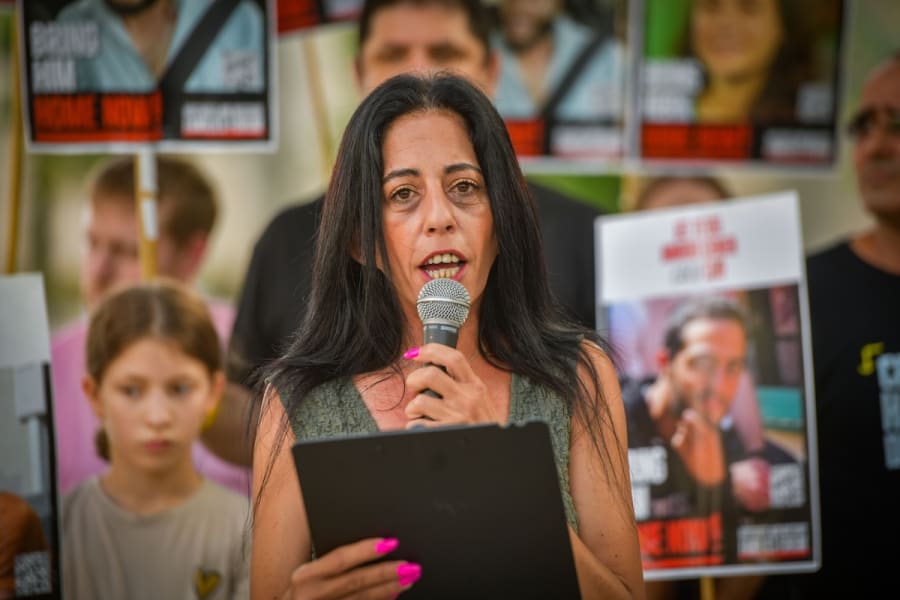 Einav Zangauker spricht auf einer Pressekonferenz mit anderen Familienangehörigen von Geiseln in Tel Aviv am 26. Juli 2025. (Foto: Avshalom Sassoni/Flash90)