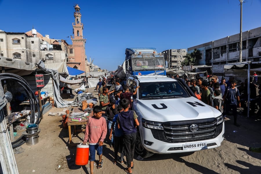 Leere Lastwagen der UNRWA und des Welternährungsprogramms fahren zum Grenzübergang Kerem Abu Salem, um begrenzte humanitäre Hilfe und Treibstoff abzuholen, in Khan Yunis, südlicher Gazastreifen, 24. Juli 2025. (Foto: Abed Rahim Khatib/Flash90)
