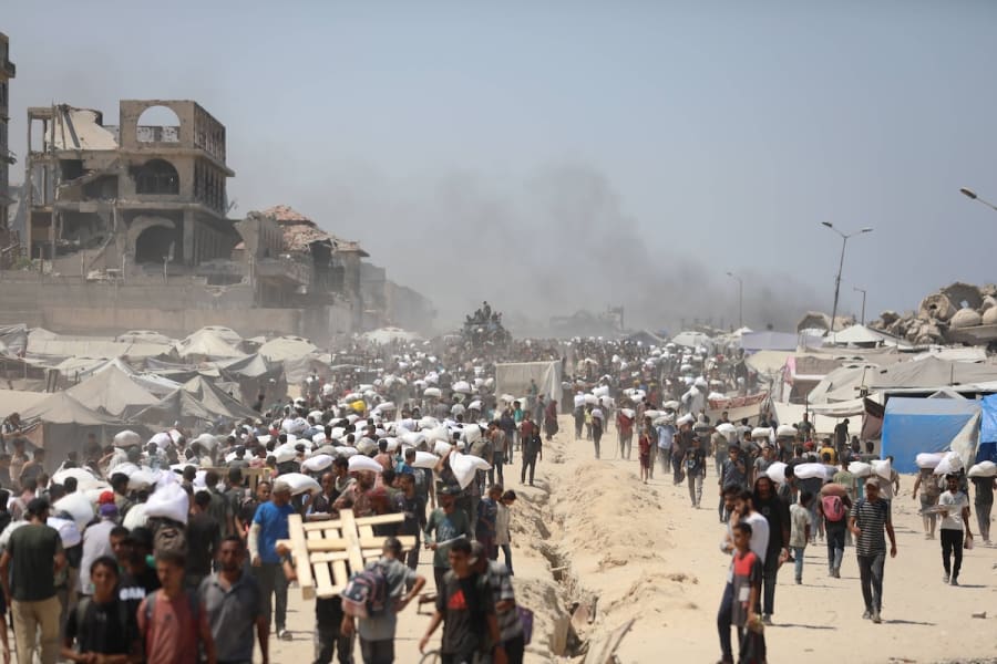 Des personnes se dirigent vers des camions transportant de l'aide humanitaire dans la rue al-Rashid, à l'ouest de Jabalia. Des personnes se dirigent vers des camions transportant de l'aide humanitaire dans la rue al-Rashid, à l'ouest de Jabalia, après être entrées dans le nord de la bande de Gaza par le poste frontière de Zikim, contrôlé par Israël, le 27 juillet 2025. (Photo : IMAGO/APAimages via Reuters)
