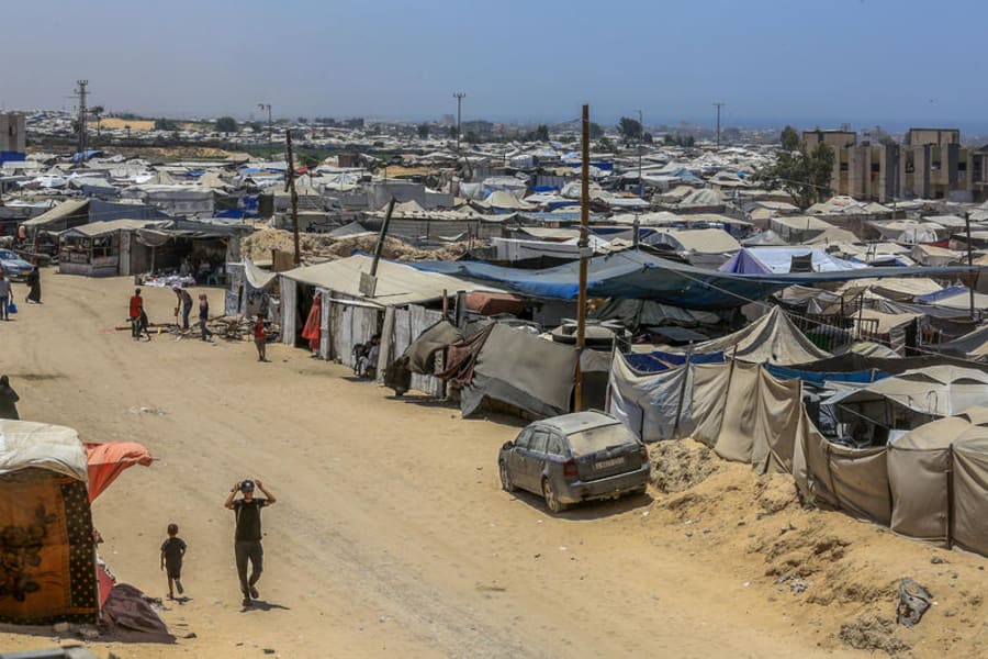 Palästinenser leben in ihren Zelten in der Region Al-Mawasi in Khan Younis im südlichen Gazastreifen, 17. Juli 2025. Foto: Abed Rahim Khatib/Flash90