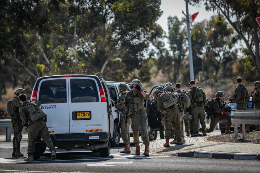 Illustrative - Israeli security forces on road 232 near the southern Israeli city of Sderot, as a rocket barrage is fired from Gaza into southern and central Israel, October 7, 2023. (Photo: Jamal Awad/Flash90)